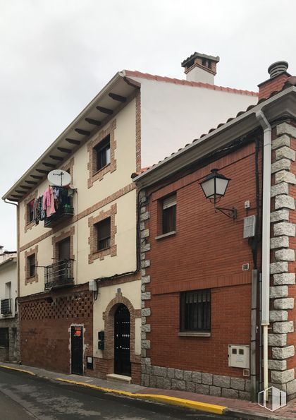 Retail for rent at Calle Pizarro, 31, Pedrezuela, Madrid, 28723 with window, building, property, sky, wood, house, urban design, door, brick and brickwork around