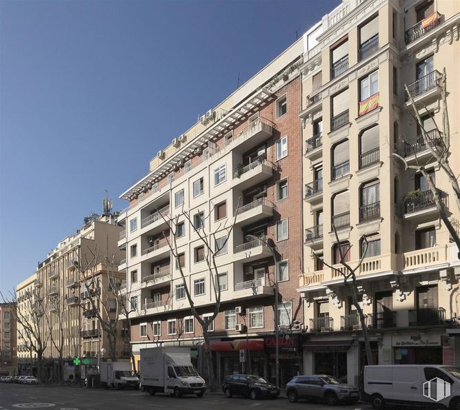 Local en alquiler en Paseo Delicias, Arganzuela, Madrid, 28045 con coche, camioneta, edificio, cielo, vehículo terrestre, neumático, rueda, durante el día, ventana y vehículo alrededor