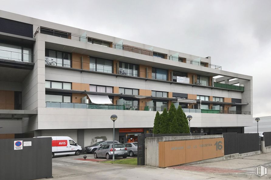 Oficina en venta en Avenida Industria, Tres Cantos, Madrid, 28760 con edificio, camioneta, coche, nube, cielo, luz de estacionamiento automotriz, propiedad, neumático, rueda y ventana alrededor