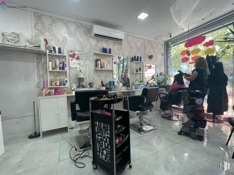 Retail for rent at Zona Portazgo, Puente de Vallecas, Madrid, 28038 with person, clothing, top, chair, beauty salon, interior design, personal care, makeover, customer and retail around