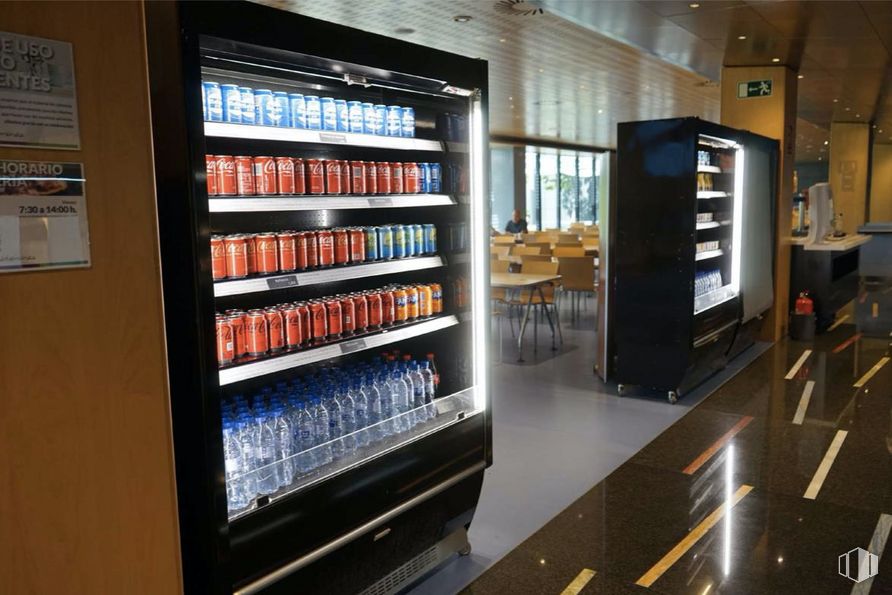 Oficina en alquiler en Avenida Industria, 22, Tres Cantos, Madrid, 28760 con estantería, estante, botella, refrigerador, estantería, interiorismo, agua, electrodoméstico, beber y bebida alcohólica alrededor