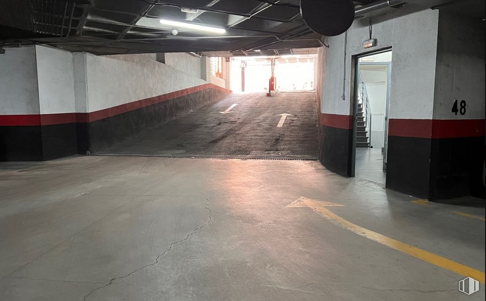 Industrial for rent at Edificio Indubuilding, Calle Tomás Bretón, Arganzuela, Madrid, 28045 with asphalt, floor, road surface, fixture, road, gas, flooring, parking, composite material and city around