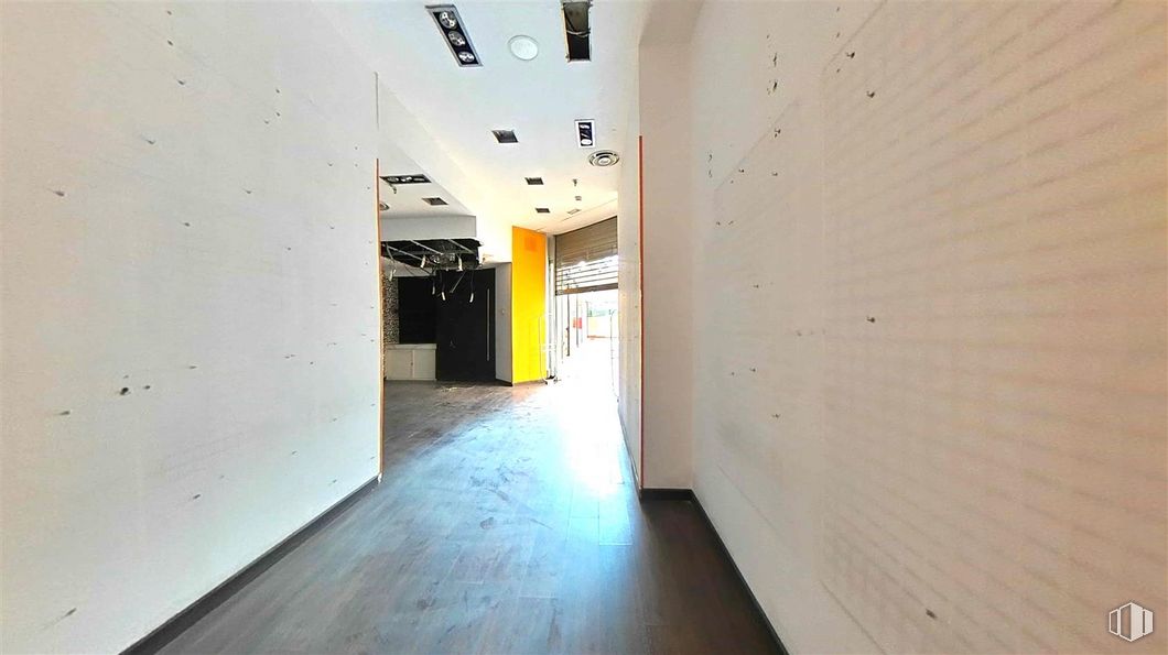 Retail for sale at Calle Alcalá, Ciudad Lineal, Madrid, 28017 with building, interior design, wood, floor, hall, fixture, flooring, house, ceiling and space around