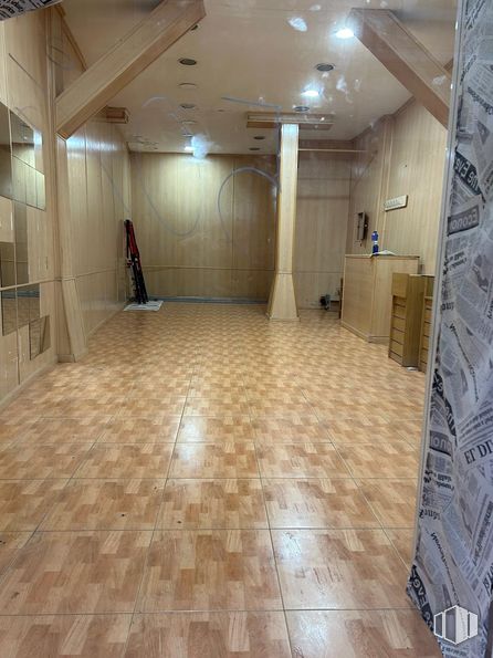 Retail for rent at Calle Dos Hermanas, 16, Centro, Madrid, 28012 with flooring, floor, wood, lighting, interior design, ceiling, wood flooring, tile flooring, tile and wood stain around