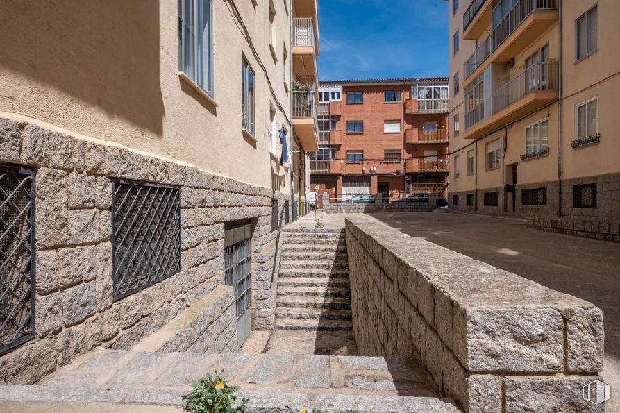 Industrial for sale at Calle Vicenta Manzanedo, Ávila, 05002 with building, window, plant, road surface, sky, wood, urban design, brick, wall and residential area around