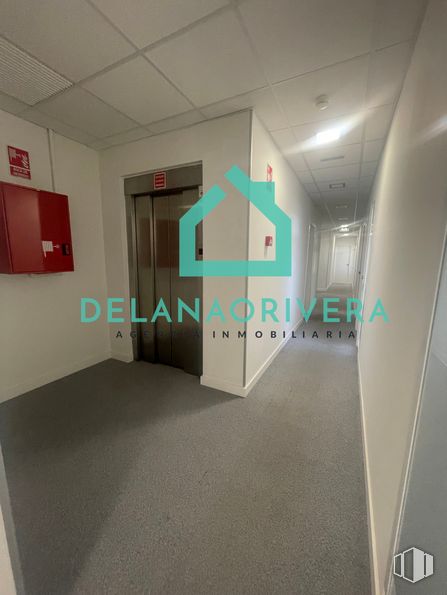 Oficina en alquiler en La Marazuela, Las Rozas de Madrid, Madrid, 28230 con edificio, accesorio, diseño de interiores, arte, piso, suelo, pegatina de pared, techo, espacio y vidrio alrededor