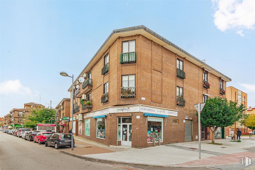 Local en alquiler y venta en Calle La Era, 8, Mejorada del Campo, Madrid, 28840 con coche, edificio, cielo, nube, ventana, neumático, rueda, luz de la calle, árbol y superficie de la carretera alrededor