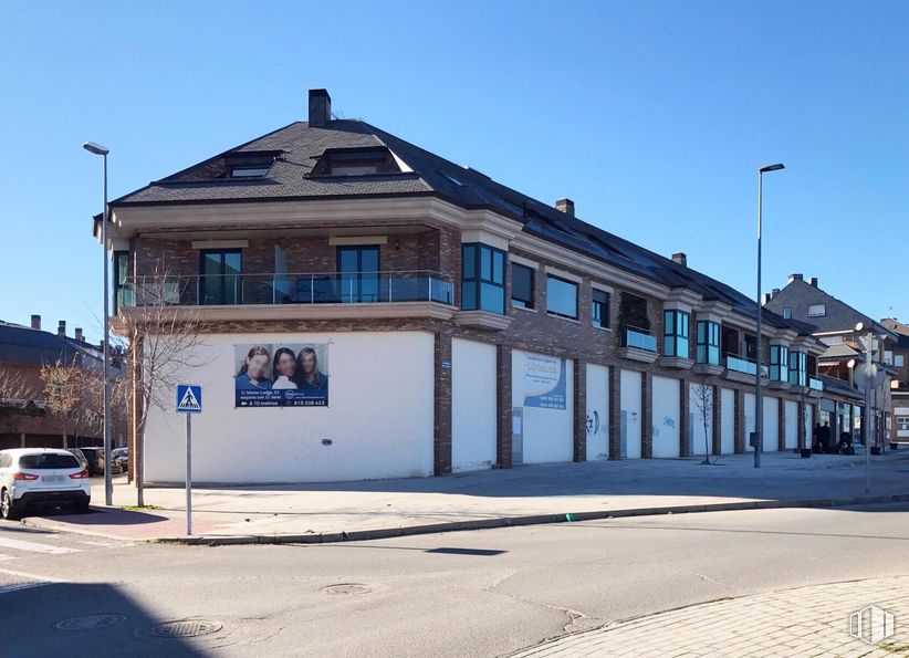 Retail for sale at Avenida Juan Carlos I, Villanueva del Pardillo, Madrid, 28229 with car, building, sky, window, street light, vehicle, house, road surface, residential area and asphalt around