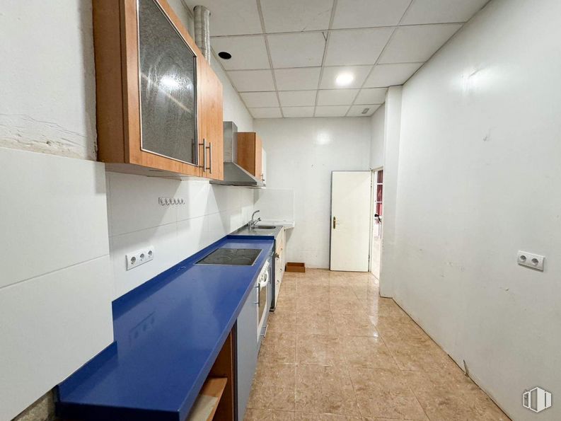 Local en venta en Calle Josefa Honrado, La Latina, Madrid, 28047 con encimera, ebanistería, puerta, alacena, madera, suelos, hall, edificio, espacio y techo alrededor