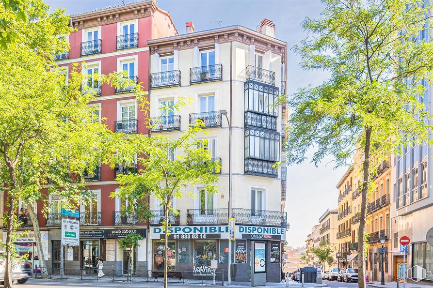 Retail for rent at Calle Carranza, 23, Centro, Madrid, 28004 with building, neighbourhood, apartment, urban design, mixed-use, condominium and street light around