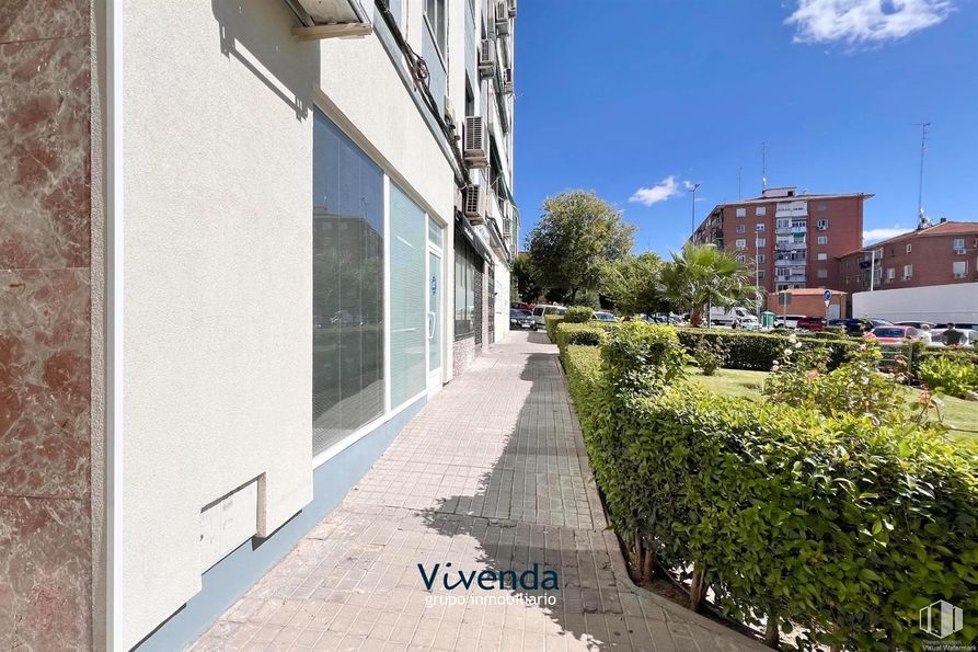 Retail for rent at Calle Villaamil, Móstoles, Madrid, 28934 with building, apartment, condominium, family car, concrete, luxury vehicle, sidewalk, mid-size car, full-size car and parking around