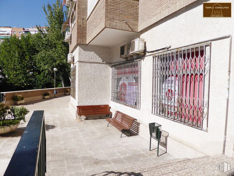 Local en alquiler en Barrio del Pilar, Fuencarral - El Pardo, Madrid, 28034 con mesa de trabajo, planta de interior, edificio, ventana, propiedad, planta, barrio, diseño urbano, zona residencial y pared alrededor