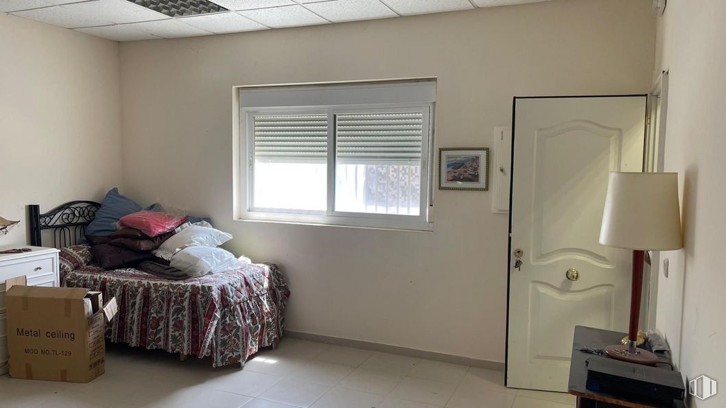 Industrial for sale at P.I. Antonio Rincón, Borox, Toledo, 45222 with bed, lamp, door, window, window blind, lighting, shipping box, picture frame, box and furniture around