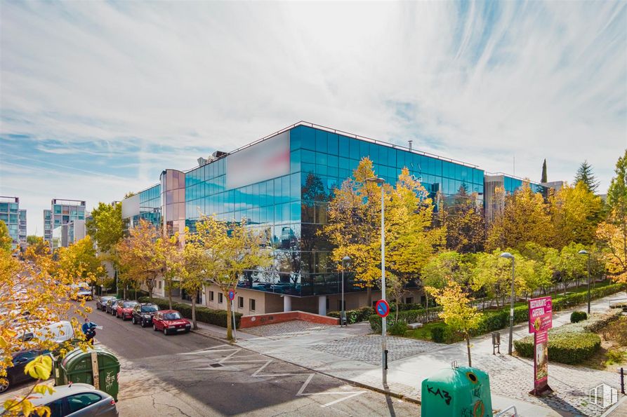 Oficina en alquiler en Edificio Siglo XXI, Calle Isla del Hierro, 5, San Sebastián de los Reyes, Madrid, 28700 con edificio, nube, cielo, planta, infraestructura, vehículo, árbol, superficie de la carretera, diseño urbano y luz de la calle alrededor