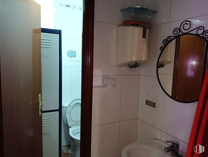 Local en alquiler en Zona Las Cárcavas, Hortaleza, Madrid, 28050 con inodoro, fregadero, espejo, puerta, accesorios de fontanería, cuarto de baño, morado, lavabo, grifo y accesorio alrededor