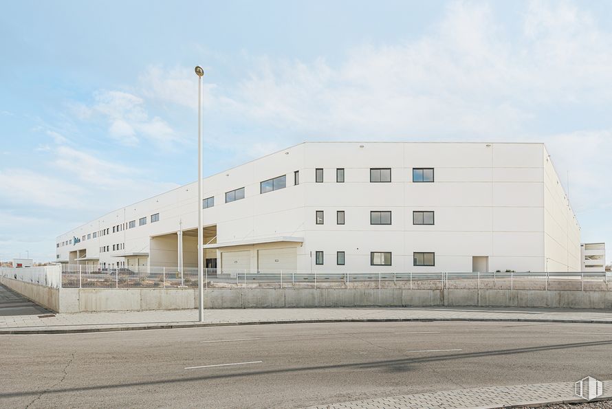 Nave en alquiler en Cañaveral C, Calle Cerceda, 20, Vicálvaro, Madrid, 28052 con edificio, nube, cielo, luz de la calle, ventana, diseño urbano, material compuesto, fachada, casa y ciudad alrededor