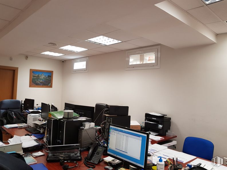 Oficina en venta en Calle Ricardo Ortiz, Ciudad Lineal, Madrid, 28017 con pantalla de ordenador, mesa, ordenador, mueble, computadora personal, teclado de computadora, escritorio, silla, escritorio para computadora y periférico alrededor