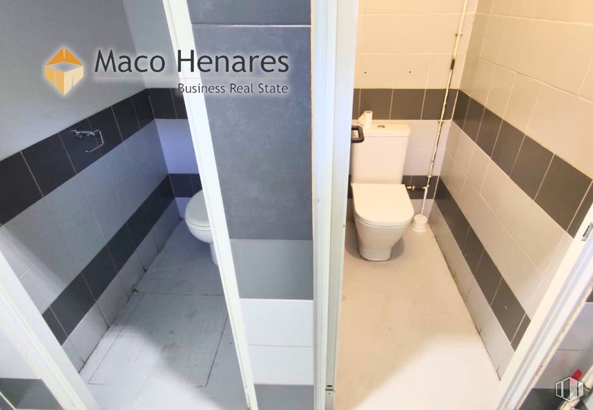 Industrial for rent at Zona industrial Inbisa, Alcalá de Henares, Madrid, 28802 with toilet, flooring, floor, plumbing fixture, toilet seat, bathroom, plumbing, tile, room and grey around