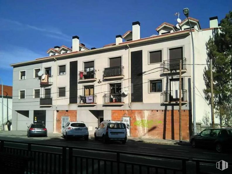 Retail for sale at Carretera Coruña - San Rafael, El Espinar, Segovia, 40410 with car, building, sky, window, wheel, tree, vehicle, urban design, house and neighbourhood around