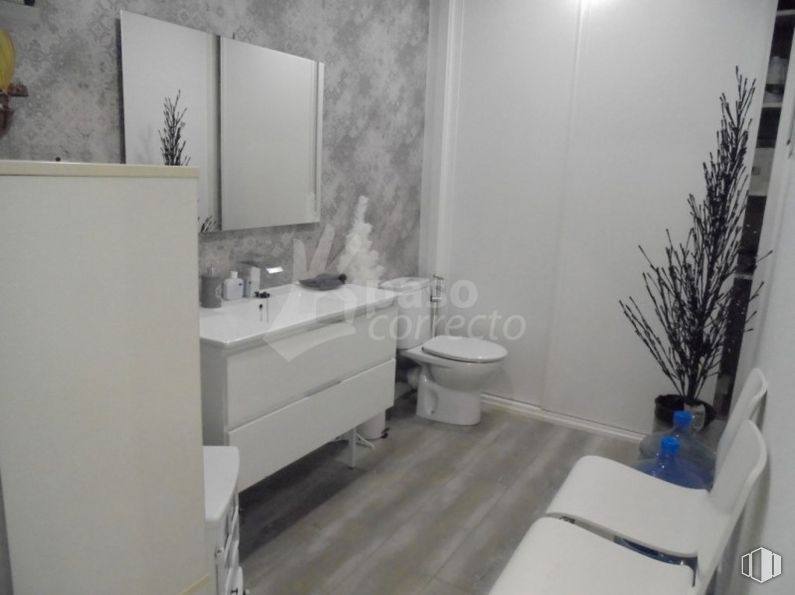 Oficina en alquiler y venta en Centro urbano, Getafe, Madrid, 28901 con inodoro, mueble de baño, propiedad, blanco, edificio, planta, morado, diseño de interiores, comodidad y piso alrededor