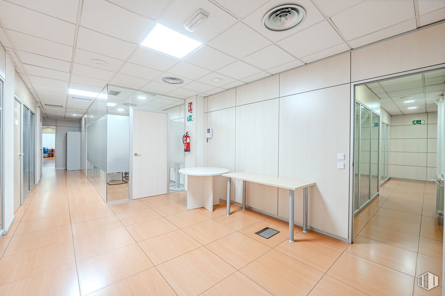 Retail for sale at Calle Núñez Morgado, Chamartín, Madrid, 28036 with desk, light fixture, lighting, door, table, flooring, floor, interior design, ceiling and composite material around