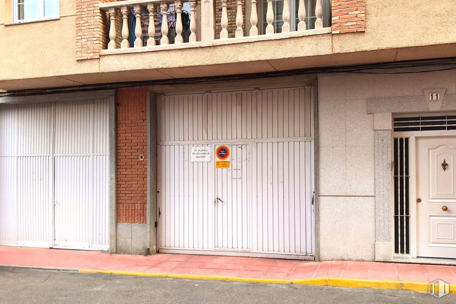 Retail for rent at Calle Paz, 11, Torrijos, Toledo, 45500 with door, building, window, wood, fixture, brick, home door, neighbourhood, house and brickwork around