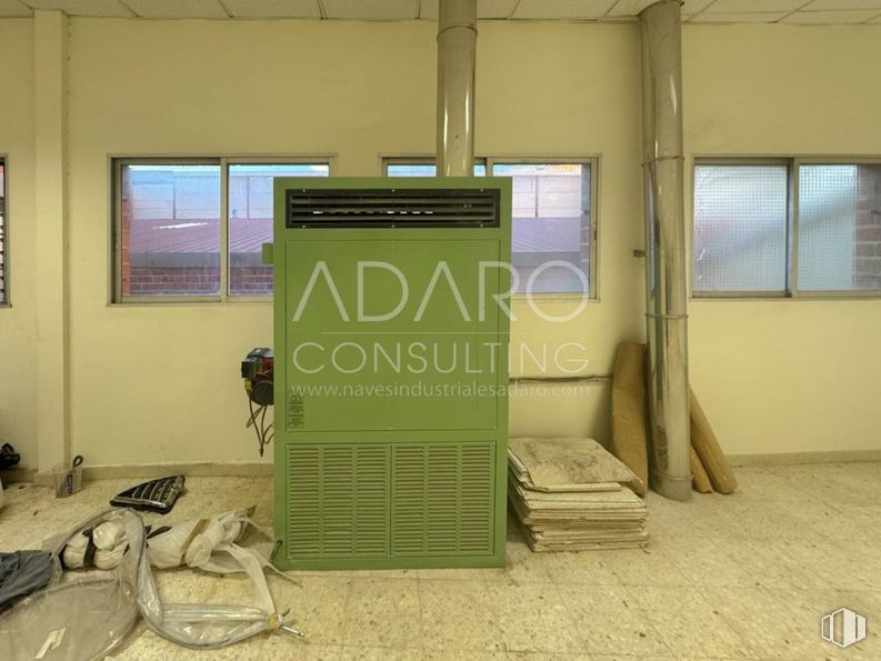 Industrial for rent at Calle Gamonal, Villa de Vallecas, Madrid, 28031 with window, window blind, flooring, floor, ceiling, glass, transparency, building material, daylighting and cleanliness around