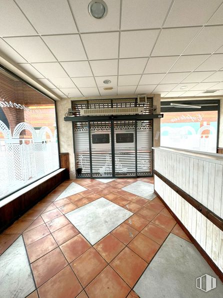 Retail for rent at Zona Nueva España, Villanueva de la Torre, Guadalajara, 19209 with property, wood, interior design, flooring, floor, door, ceiling, hall, hardwood and building around