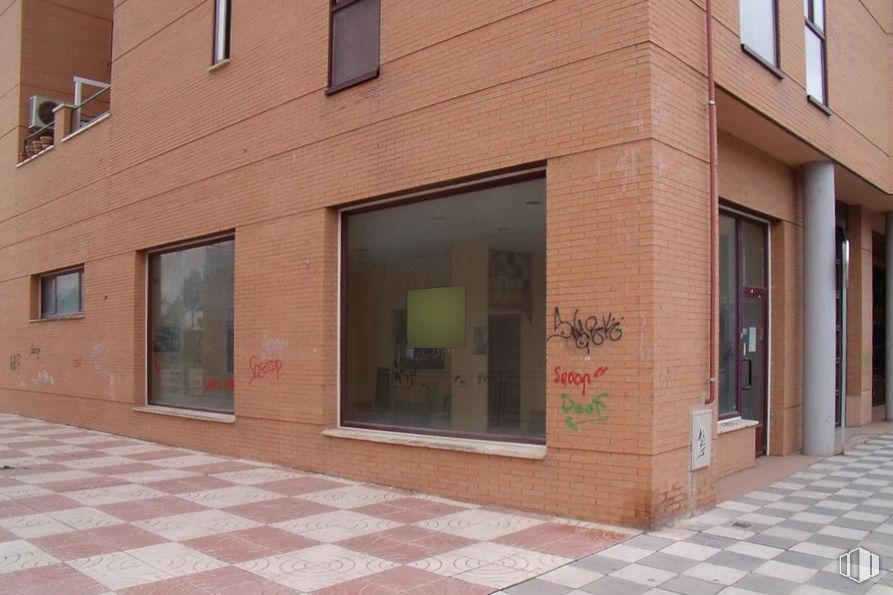 Retail for sale & for rent at Zona Reyes Católicos, Cuenca, 16004 with window, brown, daytime, property, building, fixture, brickwork, wood, neighbourhood and brick around