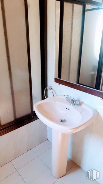 Retail for sale at Zona La Pedriza, Manzanares el Real, Madrid, 28410 with sink, mirror, tap, bathroom sink, plumbing fixture, bathroom, wood, fluid, line and fixture around