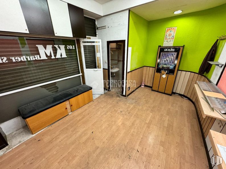 Local en venta en Calle Arroyo del Olivar, Puente de Vallecas, Madrid, 28018 con puerta, madera, sala de estar, suelos, sofá, suelo, televisión, suelo laminado, edificio y madera dura alrededor