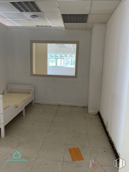 Retail for rent at Zona Los Ángeles de San Rafael, El Espinar, Segovia, 40424 with bed, window, property, building, fixture, interior design, floor, flooring, line and wall around