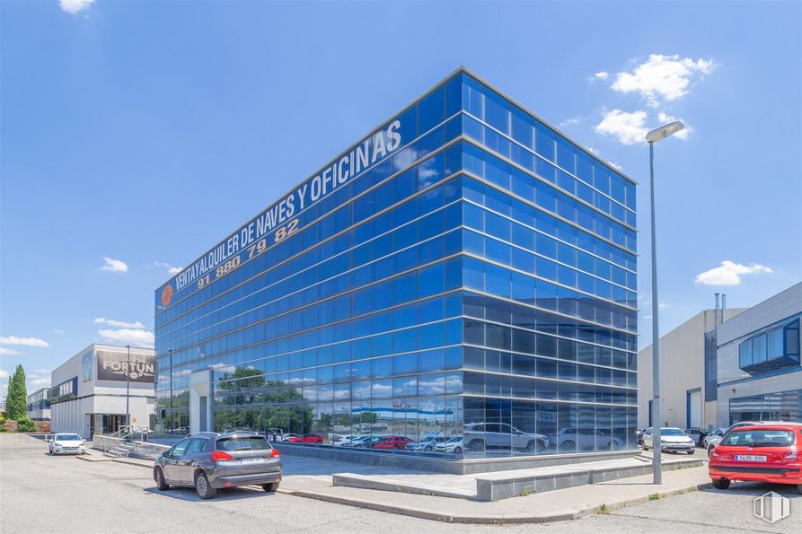 Retail for sale at Calle Francisco Alonso, Alcalá de Henares, Madrid, 28806 with car, building, sky, cloud, wheel, vehicle, tire, street light, urban design and tower block around