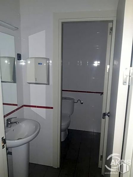 Local en venta en Avenida Fuenlabrada, Leganés, Madrid, 28912 con fregadero, edificio, cuarto de baño, accesorio, accesorios de fontanería, lavabo, grifo, puerta, suelo y fluido alrededor