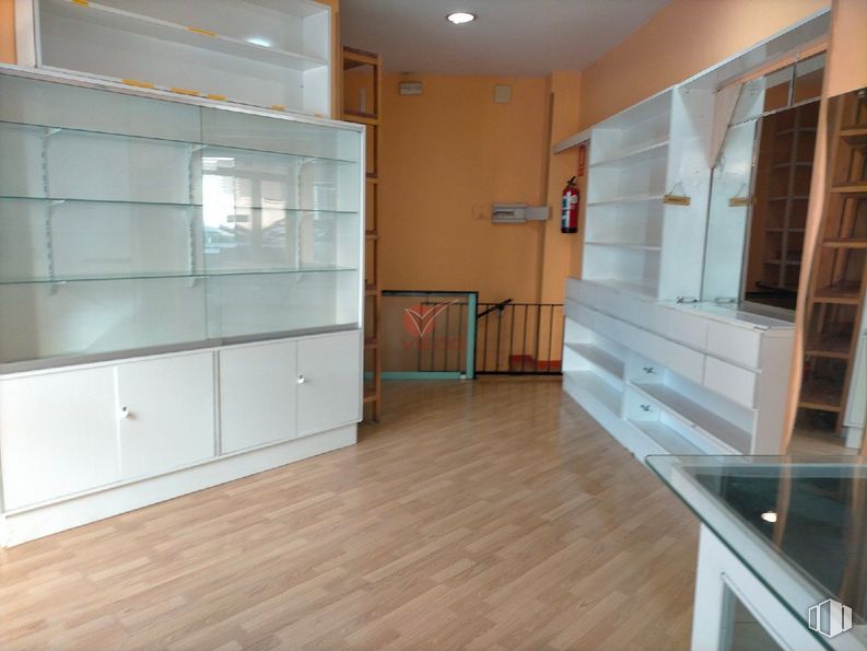 Retail for rent at Avenida Reyes Católicos, Cuenca, 16003 with cabinetry, fixture, wood, interior design, flooring, floor, wood stain, hall, hardwood and shelving around