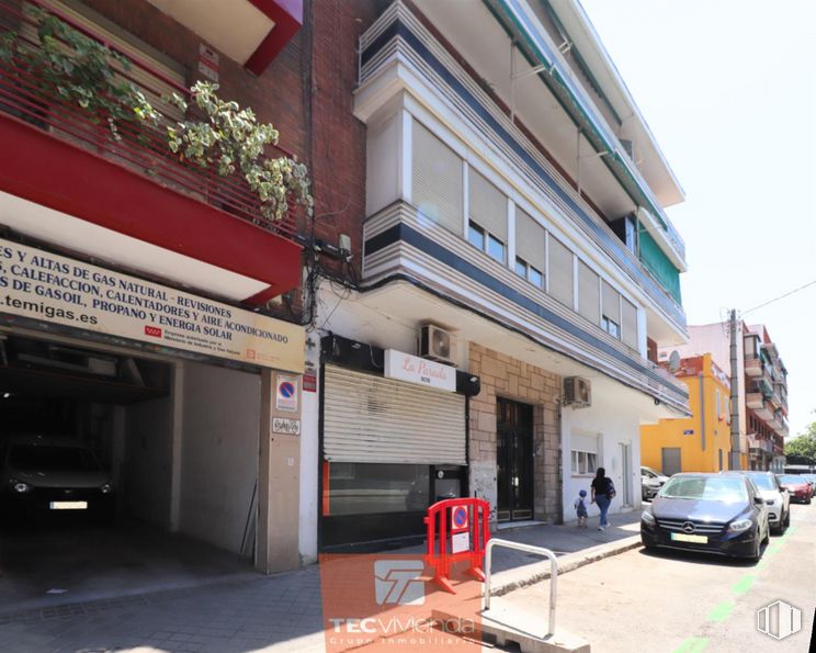 Retail for rent at Calle Buen Gobernador, Ciudad Lineal, Madrid, 28027 with car, window, building, tire, wheel, vehicle, sky, automotive exterior, condominium and asphalt around