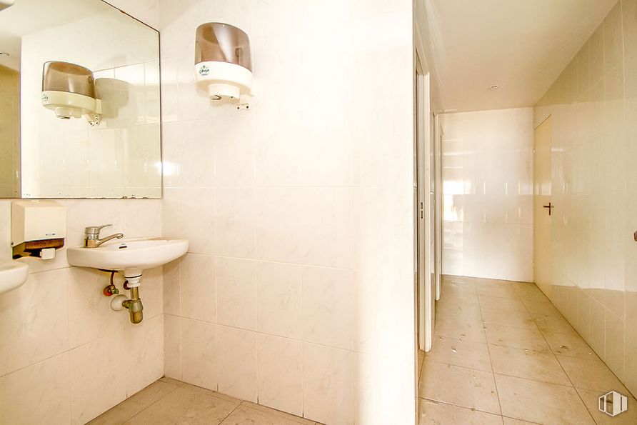 Oficina en venta en Avenida Leopoldo Calvo - Sotelo Bustelo, 10, Pozuelo de Alarcón, Madrid, 28224 con fregadero, alumbrado, espejo, propiedad, lavabo del baño, grifo, accesorio de plomería, baño, accesorio y diseño de interiores alrededor