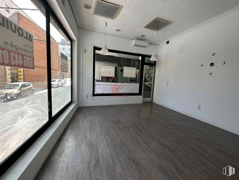 Retail for sale & for rent at Zona Carretería, Cuenca, 16002 with car, lighting, window, building, fixture, floor, wood, flooring, hall and wheel around