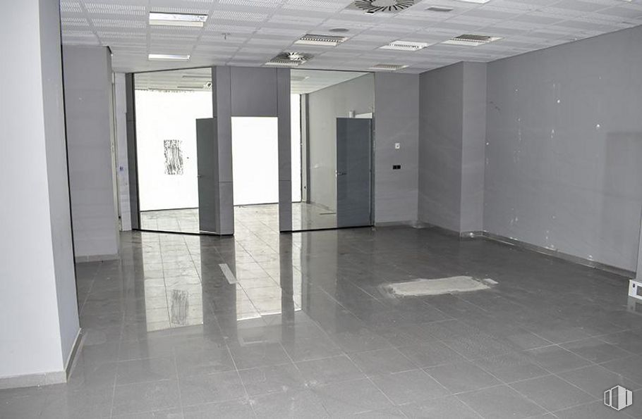 Retail for sale & for rent at Calle Nuestra Señora de Sonsoles, Ávila, 05003 with door, fixture, interior design, floor, flooring, hall, ceiling, glass, event and space around