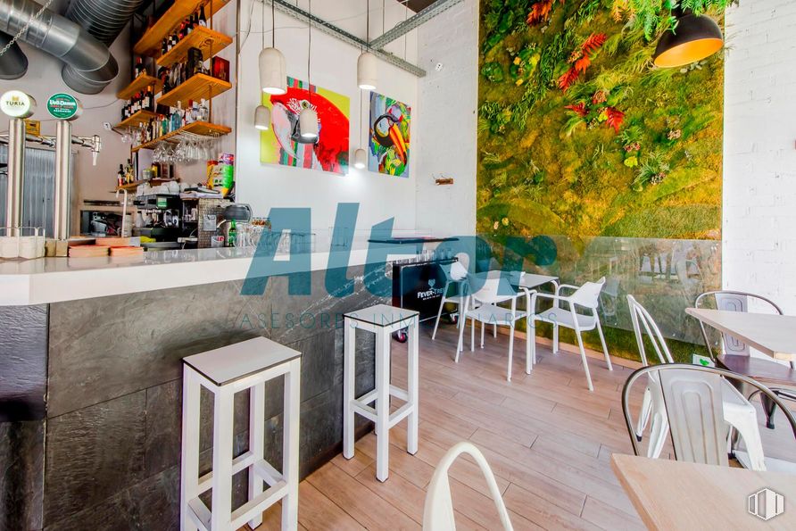 Retail for sale & for rent at Calle Barrilero, Retiro, Madrid, 28007 with stool, chair, table top, light fixture, furniture, interior design, restaurant, cafeteria, kitchen & dining room table and glass around