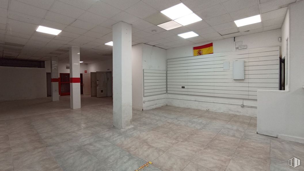 Retail for rent at Calle Nazaret, Fuenlabrada, Madrid, 28941 with light fixture, lighting, fixture, floor, flooring, hall, ceiling, concrete, gas and composite material around