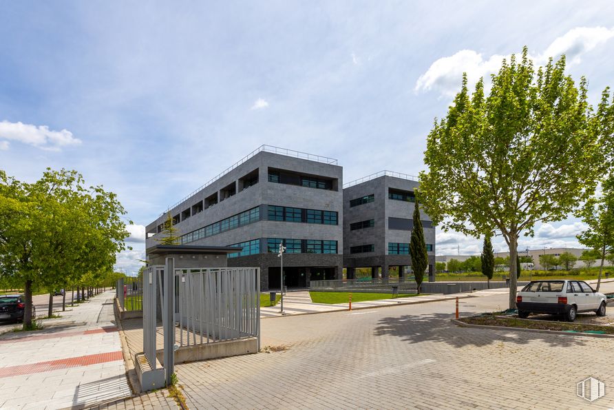 Oficina en alquiler y venta en Edificio Alaja, Avenida Leonardo Da Vinci, 8, Getafe, Madrid, 28906 con coche, edificio, cielo, nube, planta, árbol, ventana, diseño urbano, barrio residencial, vecindario y edificio comercial alrededor