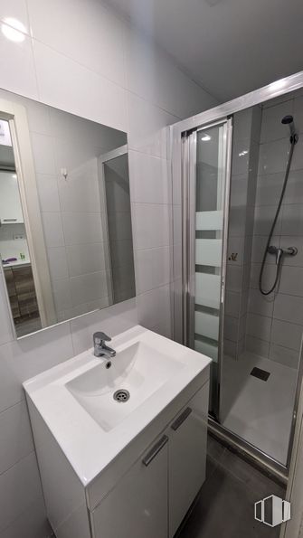 Local en venta en Calle Elfo, 129, Ciudad Lineal, Madrid, 28027 con mueble de baño, fregadero, espejo, accesorios de fontanería, grifo, lavabo, edificio, negro, accesorio y cuarto de baño alrededor