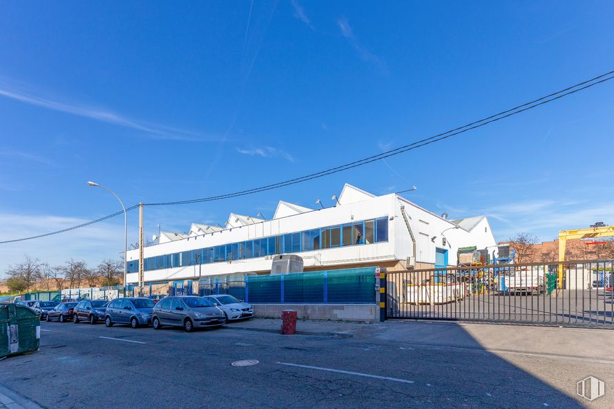 Nave en venta en Polígono Industrial San Marcos, Getafe, Madrid, 28906 con edificio, coche, cielo, nube, azul, vehículo, luz de la calle, electricidad, asfalto y rueda alrededor