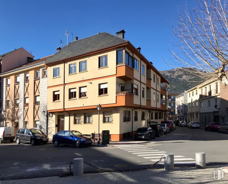 Retail for sale at Calle Iglesia, 11, El Escorial, Madrid, 28280 with car, building, sky, window, property, wheel, vehicle, tire, house and urban design around