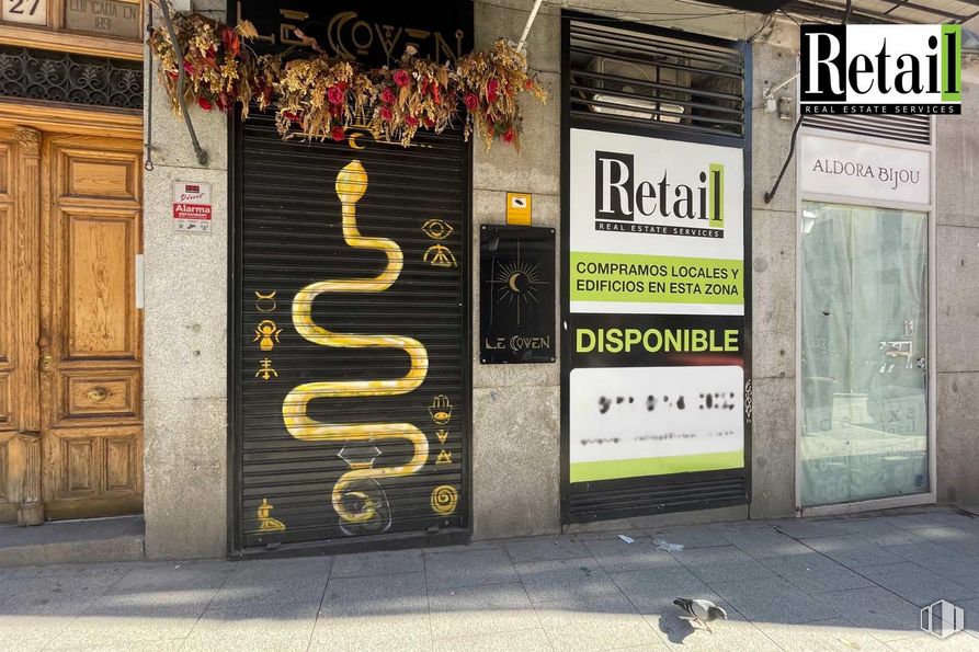 Retail for sale at Calle Augusto Figueroa, 27, Centro, Madrid, 28004 with fixture, door, font, gas, facade, tints and shades, building, art, road surface and wood around