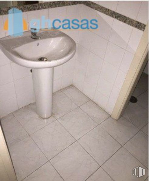 Local en alquiler y venta en Paseo Curas, Alcalá de Henares, Madrid, 28801 con fregadero, accesorios de fontanería, grifo, lavabo, cuarto de baño, madera, fluido, accesorio, suelo y suelos alrededor