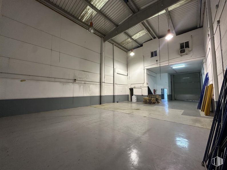 Industrial for rent at Calle Físicas, 38, Alcorcón, Madrid, 28923 with light fixture, lighting, flooring, floor, ceiling, hall, concrete, fluorescent lamp, building material and daylighting around