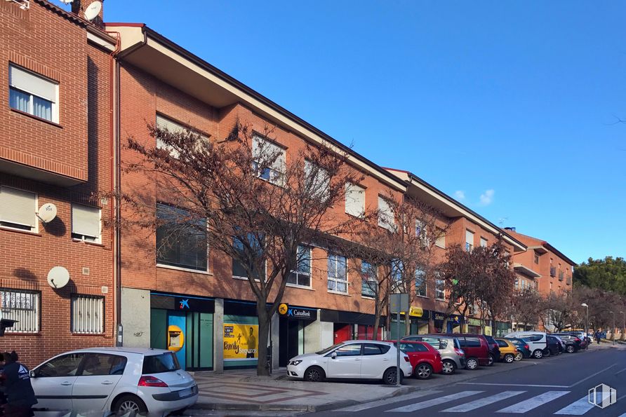 Oficina en alquiler en Avenida Torrelaguna, 12 B, Azuqueca de Henares, Guadalajara, 19200 con coche, ventana, edificio, persona, rueda, neumático, cielo, vehículo terrestre, propiedad y vehículo alrededor