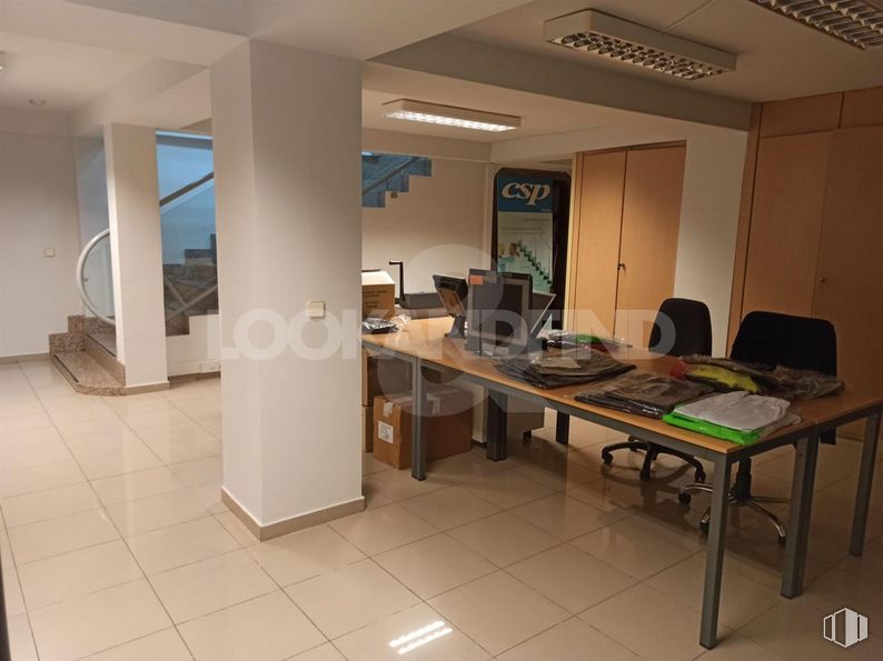 Oficina en venta en Zona Castilla, Chamartín, Madrid, 28036 con mesa, mueble, interiorismo, suelos, suelo, silla, madera, edificio, escritorio y inmobiliario alrededor